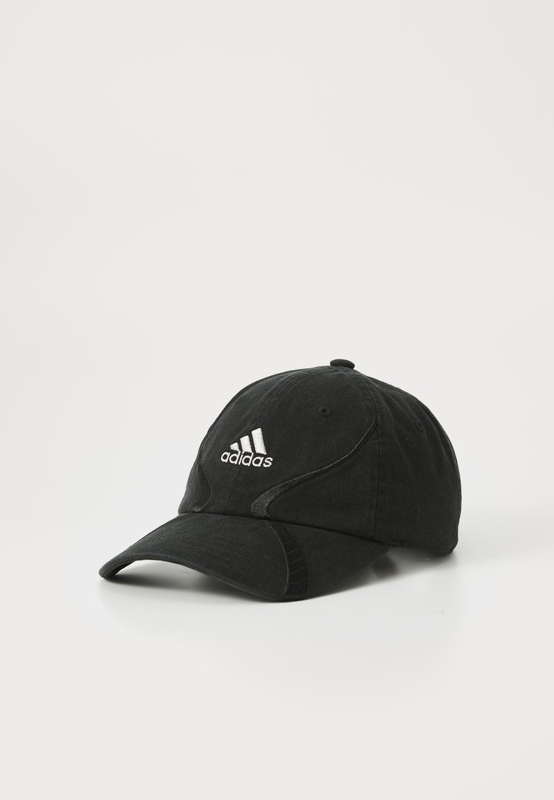 Boné de basebol preto da Adidas com aba curva e logo branco bordado à frente, exibido numa superfície branca.
