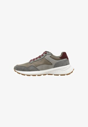 Sneaker atletica grigia e bordeaux con accenti in suede, suola bianca ammortizzata e lacci bordeaux, vista di lato su uno sfondo bianco.