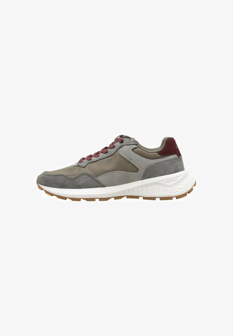 Sneaker atletica grigia e bordeaux con accenti in suede, suola bianca ammortizzata e lacci bordeaux, vista di lato su uno sfondo bianco.