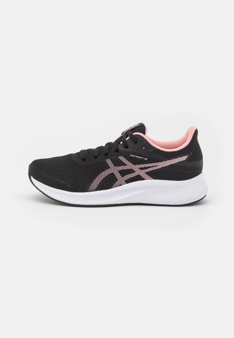Tênis esportivo preto com detalhes em rosa, parte superior em malha e entressola branca. Apresenta sola curvada e padrões texturizados no tecido.