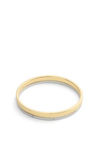 Brazalete de metal dorado y plateado, con un acabado liso y pulido, y pequeños cristales incrustados a lo largo de un borde.