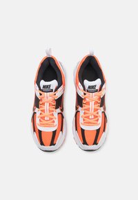 Nike Sportswear VOMERO 5 UNISEX - Baskets basses - total orange/black/white/metallic platinum