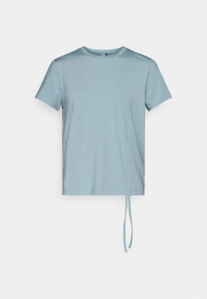 Gaiši zils īsām piedurknēm T-krekls, izgatavots no gludas auduma, ar noapaļotu kakla izgriezumu un nelielu sānu pārsienamo detaļu.