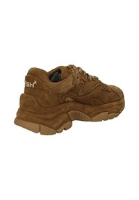 Sneaker in suede marrone con superficie testurizzata, suola in gomma spessa e lacci tono su tono. Presenta un accento del logo sul tallone e dettagli di design curvati.