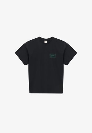 Czarny t-shirt z krótkim rękawem i okrągłym dekoltem, z małym zielonym prostokątnym logo na lewej stronie klatki piersiowej.