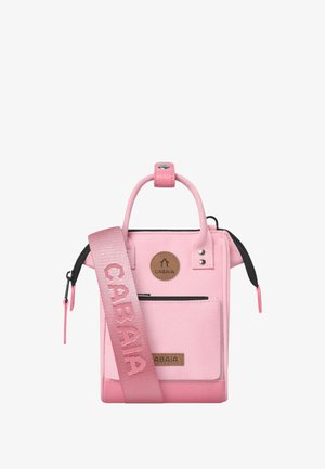 Kompakte pinke Handtasche aus strukturiertem Stoff, mit zwei Tragegriffen, einem abnehmbaren Schultergurt, einer vorderen Reißverschlusstasche und einem Logo-Patch.