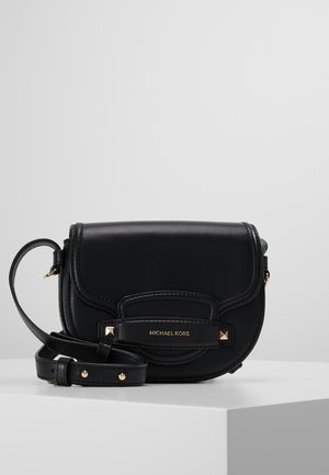 Sort læder Michael Kors crossover taske med justerbar rem og guldfarvede nitter samt logodetaljer på frontklappen.