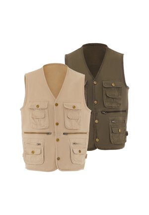 Due gilet da lavoro senza maniche in beige e verde oliva, ciascuno con più tasche frontali e chiusura con bottoni.