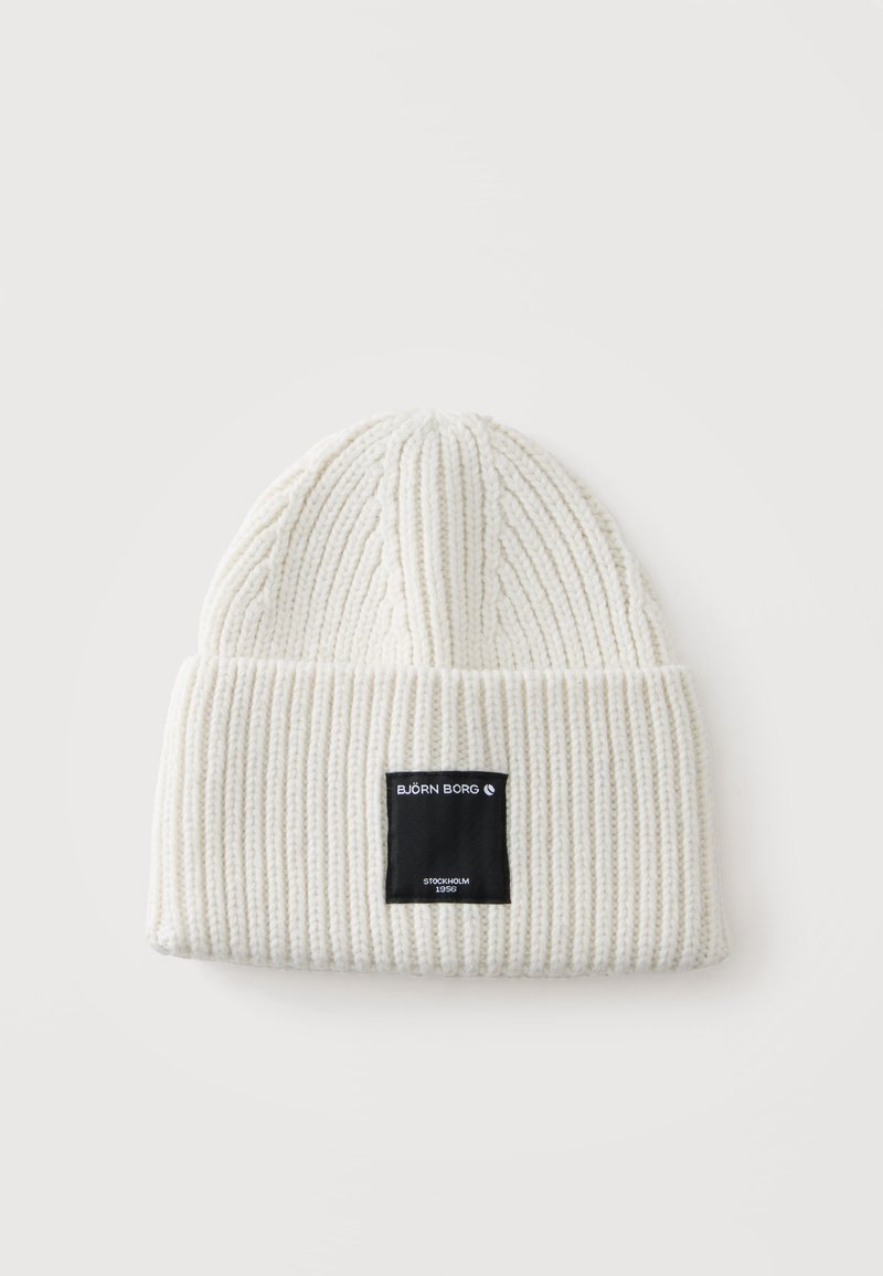Bonnet tricoté côtelé blanc avec revers et étiquette rectangulaire noire portant l'inscription Björn Borg Stockholm 1956 au centre devant.