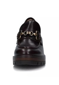 Zapato de cuero marrón oscuro con punta redonda, con una cadena metálica decorativa en la parte frontal y una suela gruesa y texturizada.