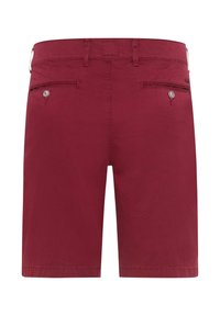 Shorts pour hommes bordeaux vus de dos avec deux poches passepoilées boutonnées et passants de ceinture.