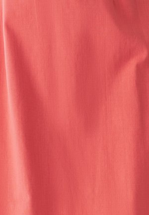 Koralli kangas, jossa on sileä pinta ja hienovarainen kudontakuvio, sopii vaatteisiin tai verhoiluun. Yhtenäinen väri ilman näkyviä kuvioita tai yksityiskohtia.