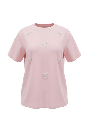 Lichtroze T-shirt met korte mouwen en zes kleine witte kanten hartapplicaties gelijkmatig verdeeld op de voorkant.
