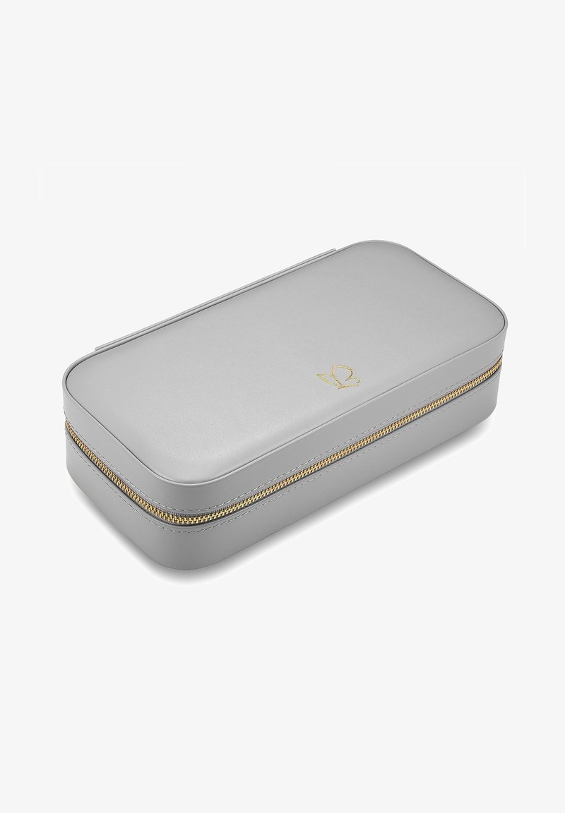 Harmaa kosmetiikkalaukku, jossa on sileä nahkamainen pinta, kultainen vetoketju ja hillitty kohokuvioitu logo päällä. Suorakulmainen muoto, kapea muotoilu.
