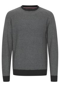Pull tricoté pour homme à manches longues gris et noir à fines rayures, col rond, poignets et bas-côtes.