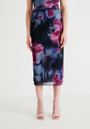 Blomstret midi-nederdel med et sort og lilla gradientdesign og pink og blå blomster. Fremstillet af let, gennemsigtigt stof med en afslutning i kanten.