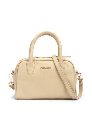 Bolso de cuero con textura cremosa, dos asas, correa de hombro desmontable, herrajes en tono dorado y la marca "Pikolinos" en el frente.