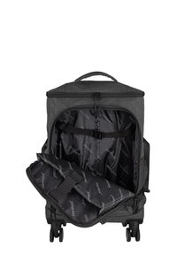 Grauer Stoffkoffer mit einem Reißverschluss, ausgestattet mit einem geräumigen Innenraum, ausgekleidet mit einem schwarzen gemusterten Material, und verstellbaren Gurten zum Sichern von Gegenständen.