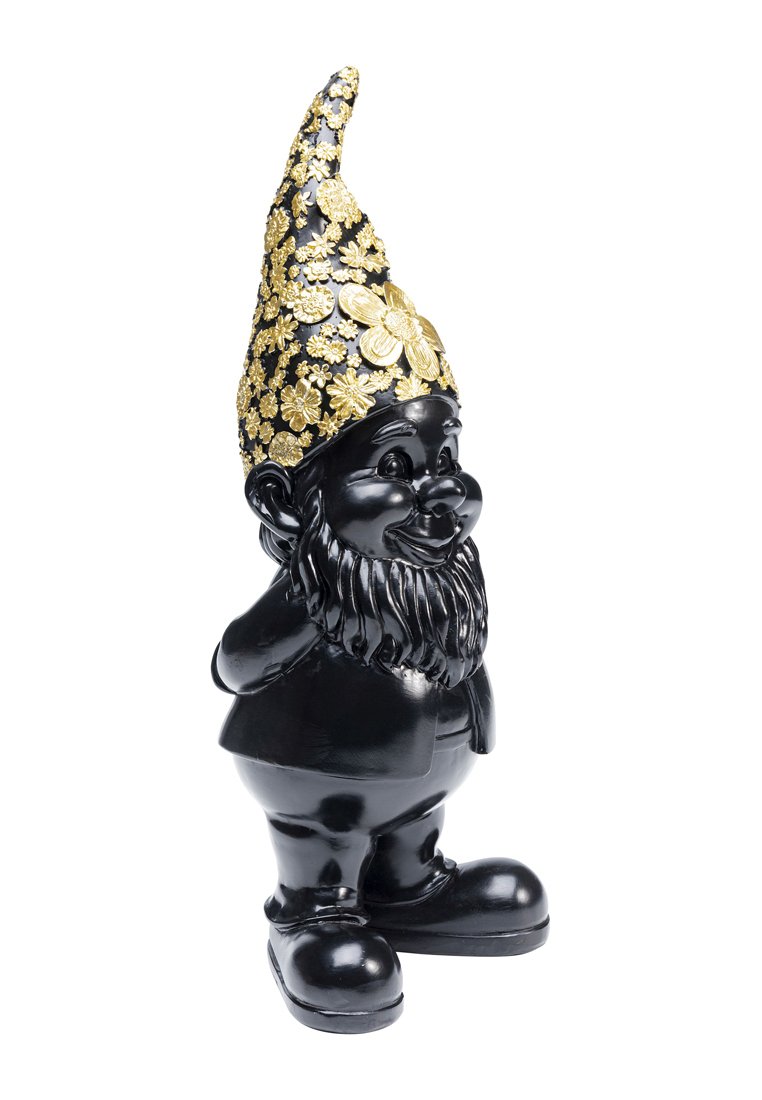 Figurine de gnome en résine noire avec une barbe texturée, portant un chapeau à motif floral doré. Corps rond et grandes chaussures brillantes.