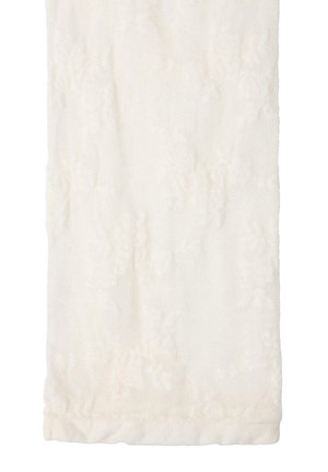 Pehme valkoinen tekstuuri kangas, jossa on hienovaraiset kohokuvioidut kukkakuviot ja viimeistelty reunus.