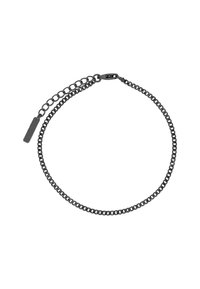 Zwart metalen kettingarmband met een dubbel-lusontwerp, vlak rechthoekig label en een stevige sluiting, wat zorgt voor een strakke, moderne uitstraling.