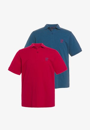 Kaksi polo-paitaa: yksi kirkkaan punainen ja toinen tummansininen. Molemmissa on kaulus, lyhyet hihat ja brodeerattu "JP" -logo rinnassa.