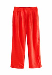 Pantalons larges rouges avec une surface texturée, dotés d'une taille élastique et d'une coupe décontractée. Pas de matériel ou d'accents visibles.