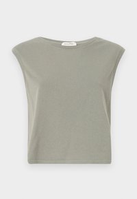 Sivi skrajšani t-shirt iz mehkega bombaža, z okroglim izrezom in kratkimi rokavi. Enostavna zasnova brez vzorcev ali dodatkov.