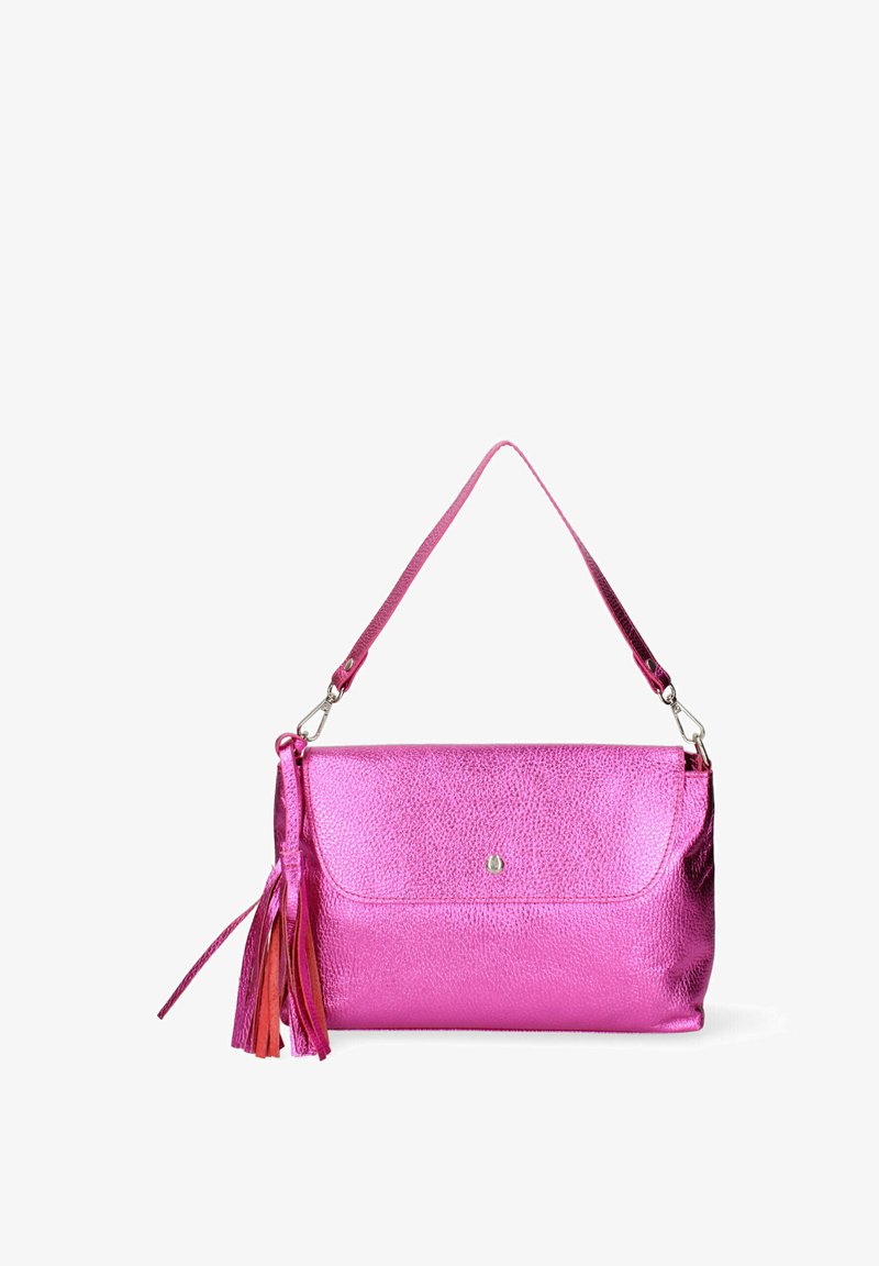 Metalen roze handtas met een gestructureerde afwerking, klep sluiting en een afneembare schouderband. Bevat een decoratieve franje met gelaagde kleuren.