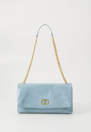 Sac à main en cuir bleu clair avec un design matelassé, une chaîne en or et un fermoir métallique. Il présente une forme plate et rectangulaire ainsi qu'une texture lisse.