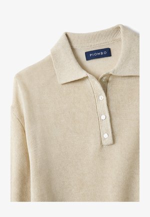 Polo de manga larga de punto beige con cuello acanalado y tres botones blancos en la tapeta.