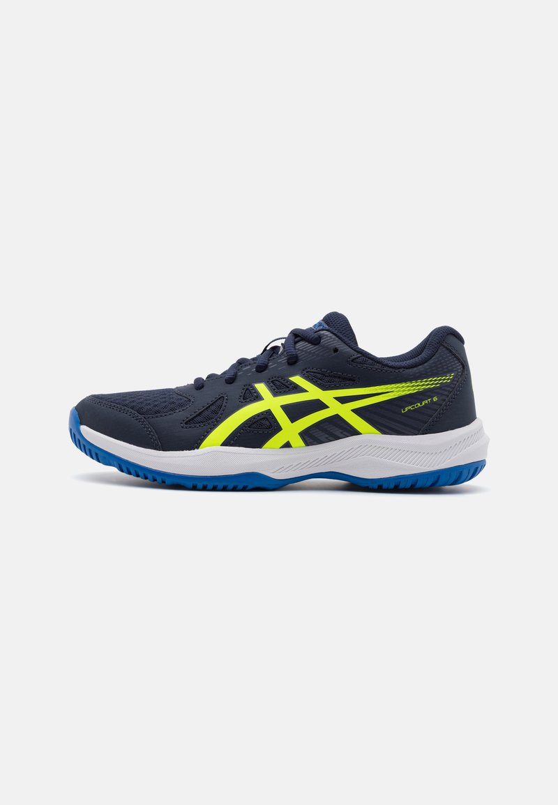 Zapatillas deportivas de color marino con acentos amarillos, parte superior de malla y mediasuela blanca. Suela exterior de goma texturizada en azul, con líneas de diseño dinámico.