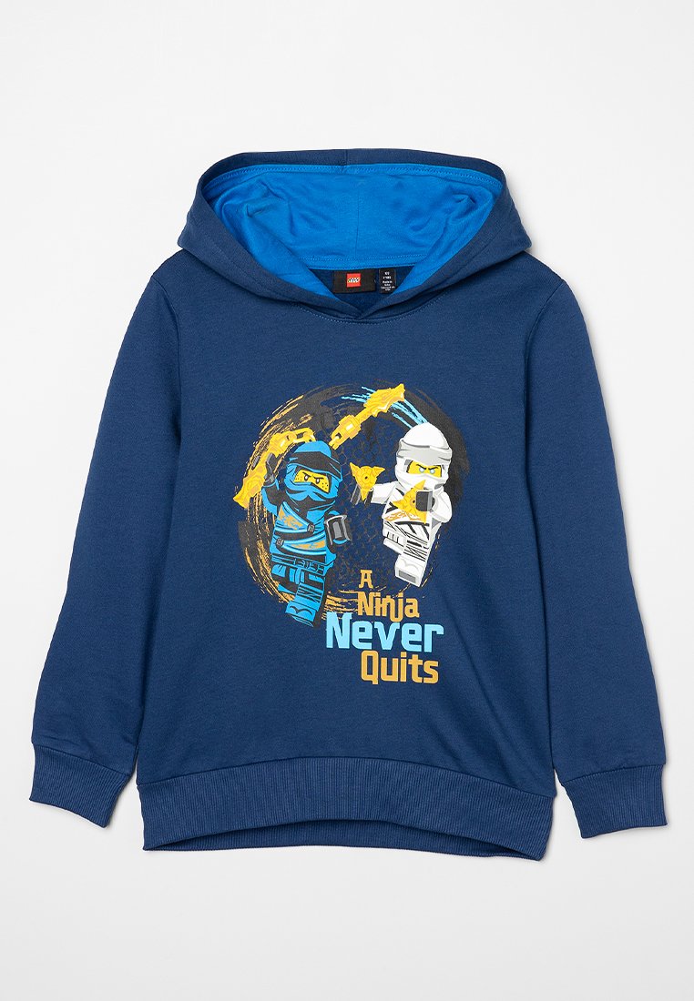 Marineblauer Hoodie mit einer Kängurutasche, der ein Grafik von zwei Ninjas zeigt und den Text "Ein Ninja gibt niemals auf" in leuchtenden Farben.