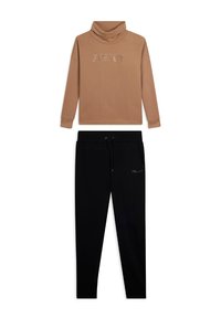 Felpa a collo alto marrone con la scritta "FREDDY" abbinata a pantaloni jogger neri con coulisse, caratterizzati da un piccolo testo "FREDDY" sul fianco.