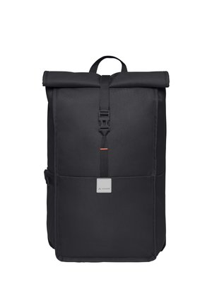 Zaino nero con chiusura a rotolo superiore, fibbia frontale e piccolo logo quadrato riflettente vicino al centro in basso.