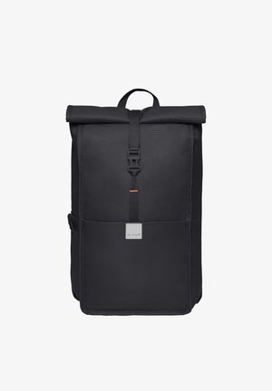Sac à dos noir à rabat enroulable avec fermeture à boucle à l'avant et petit patch logo carré réfléchissant près du bas au centre.