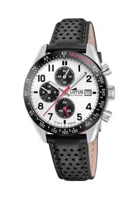 Reloj cronógrafo con esfera plateada, subesferas negras y taquímetro. Cuenta con una caja de acero inoxidable y correa de cuero perforado negro.