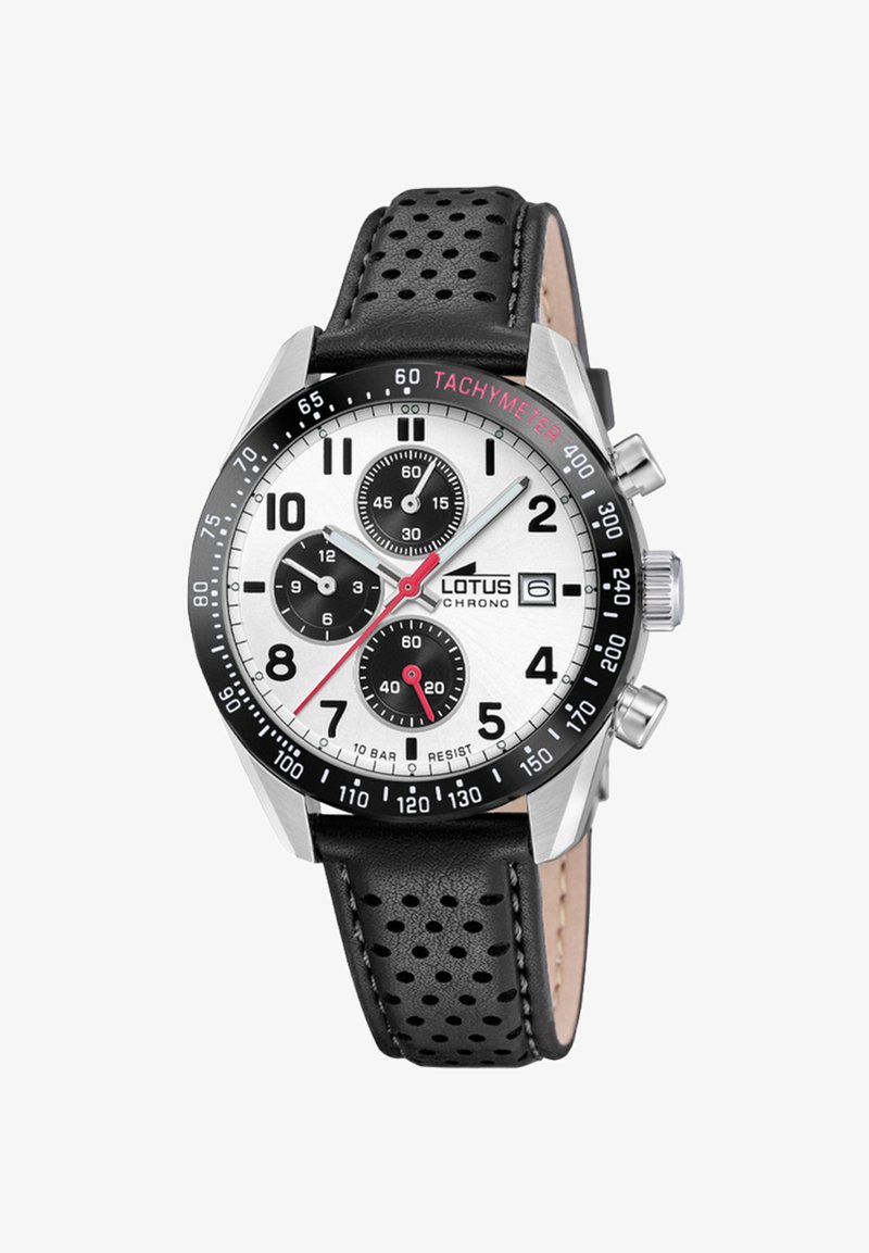 Reloj cronógrafo con esfera plateada, subesferas negras y taquímetro. Cuenta con una caja de acero inoxidable y correa de cuero perforado negro.