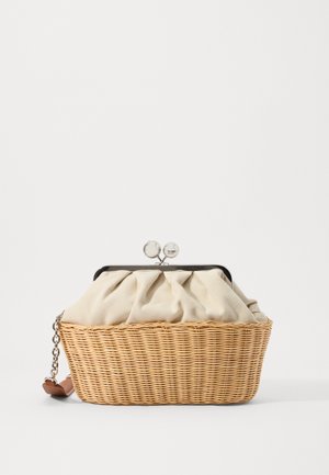 Sac en osier tissé avec une pochette en tissu crème, un fermoir en argent et un accent en chaîne. Présente une forme structurée et une palette de couleurs neutres.
