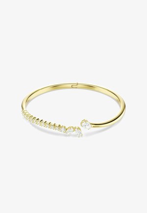 Guld åben armring med en række små runde og pæreformede klare ædelstene langs den ene side.