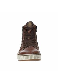 Baskets en cuir marron avec surface texturée, bout rond et semelle en caoutchouc blanche. Comprend des lacets et une fermeture éclair sur le côté pour un enfilage facile. Marque Remonte sur la languette.