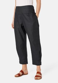 Zwarte linnen cropped broek met een brede, hoge tailleband, zijzakken en knoopaccenten aan de zoom. Gladde textuur en een ontspannen pasvorm.