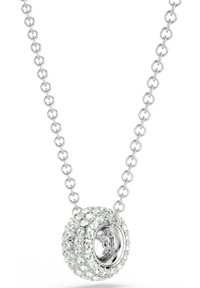 Sølv halskæde i sterling med en rund vedhæng, udsmykket med klare krystaller, der har en glat indre kant og et kædedesign.