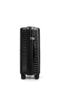 Valise rigide noire avec un design à rainures verticales, doubles zips, cadenas à combinaison, poignée latérale et quatre roues pour une mobilité aisée.