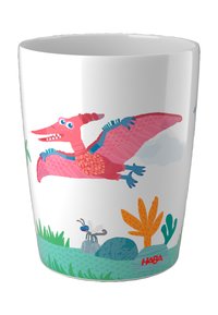 Witte keramieke beker met een roze pterosaurus illustratie die boven planten en stenen vliegt. Heldere kleuren en speelse ontwerpelementen.