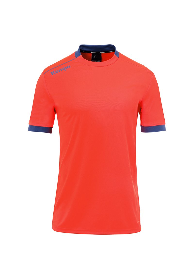 Rode sportshirt met korte mouwen van een gladde stof, met een blauwe kraag en accentstukken op de mouwen. Logo bedrukt op de linkerschouder.