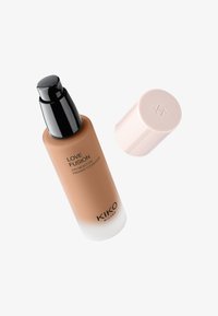 Bouteille de fond de teint radiant hydratant 24 heures KIKO Milano Love Fusion avec pompe noire et bouchon rose clair détaché sur fond blanc.