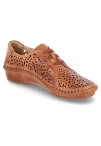 Zapato de cuero marrón con detalles recortados, punta redondeada y acentos de costura. Diseño con cordones y tacón bajo en cuña para mayor comodidad.