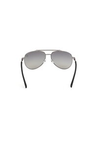 Gafas de sol aviador de metal con lentes en degradado gris, delgado marco plateado y varillas con punta de goma negra. Almohadillas nasales transparentes.