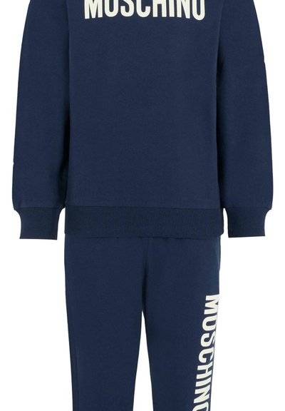 Navyblauwe sweatshirt en trainingsbroek set met "MOSCHINO" in grote witte letters op de borst en het been gedrukt.